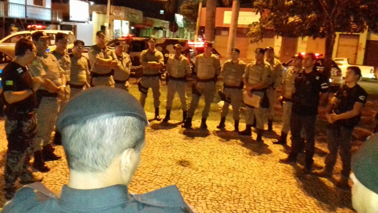 Polícias Civil e Militar , reforçadas com equipes de Uruaçu, se reuniram na Praça Silva Júnior antes da operação em Niquelândia (Foto: Divulgação PC e PM)