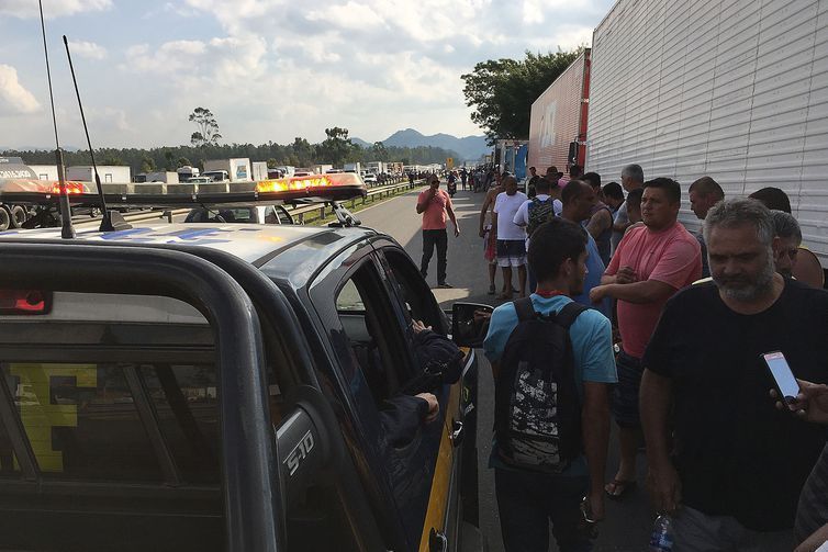 Manifestação de caminhoneiros contra o reajuste nos preços do óleo diesel, ainda trava pontos da Rodovia Presidente Dutra.