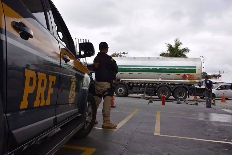 Polícia Rodoviária Federal também está escoltando caminhões - Direitos reservados/Polícia Rodoviária Federal