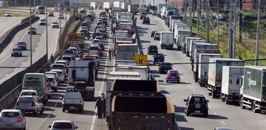 Caminhoneiros fazem paralização na BR 101, Niterói-Manilha, na altura de Itaboraí, no Rio de Janeiro.