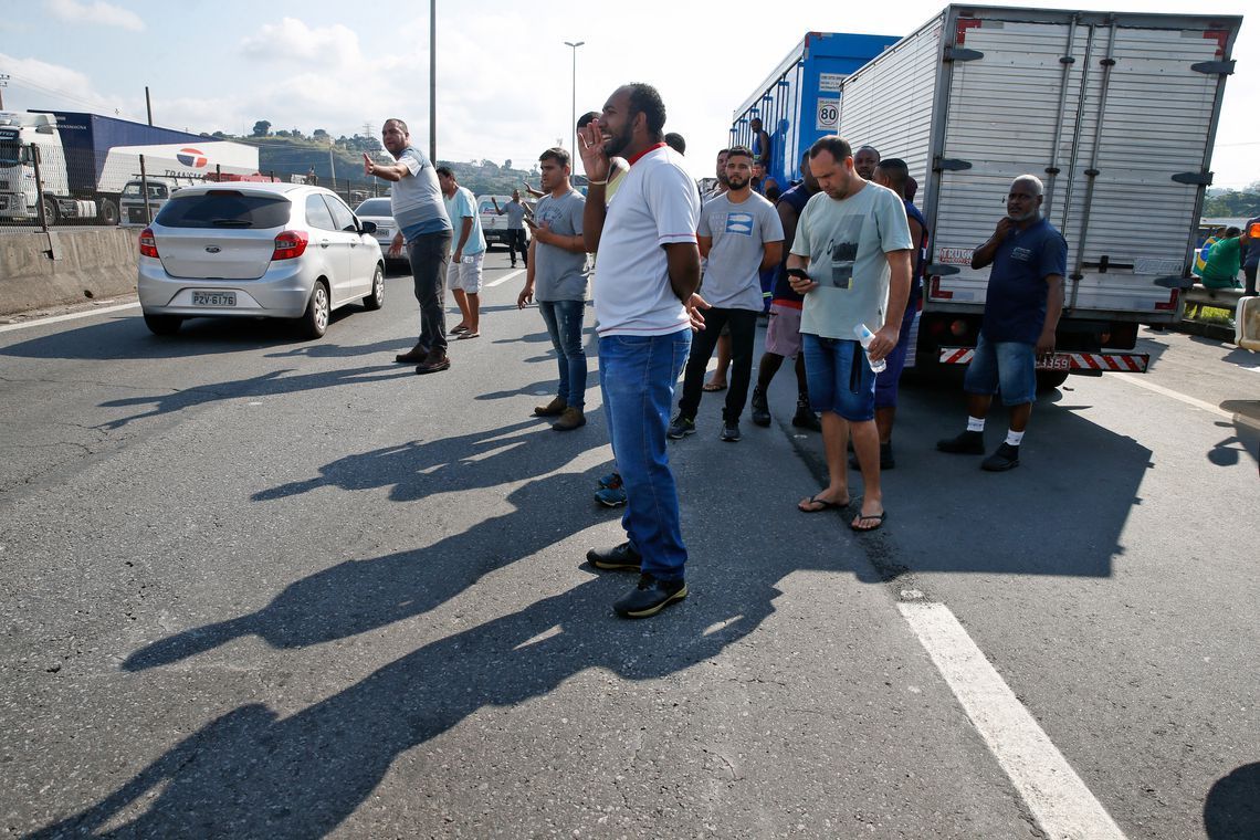 Paralisação dos caminhoneiros na Rodovia Presidente Dutra, no Rio de Janeiro.