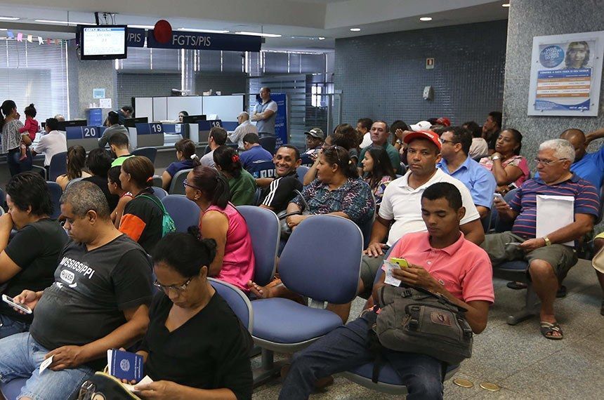 Agência da Caixa atende trabalhadores em busca da liberação do FGTS: projeto inclui a possibilidade de cidadão ter acesso aos recursos depositados em sua conta quando pedir demissão