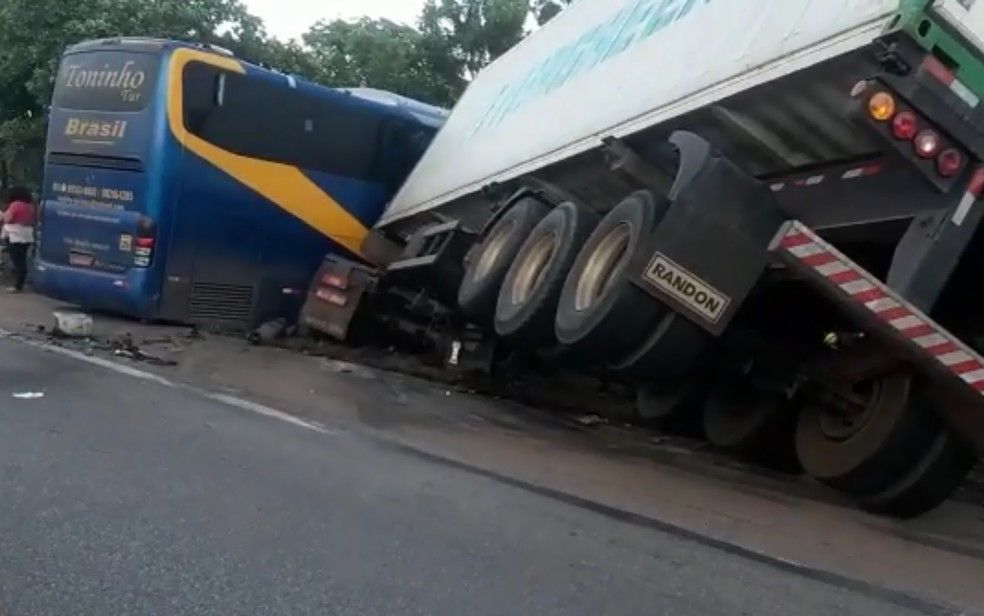 Acidente entre ônibus e caminhão deixa feridos na BR-153, em Porangatu