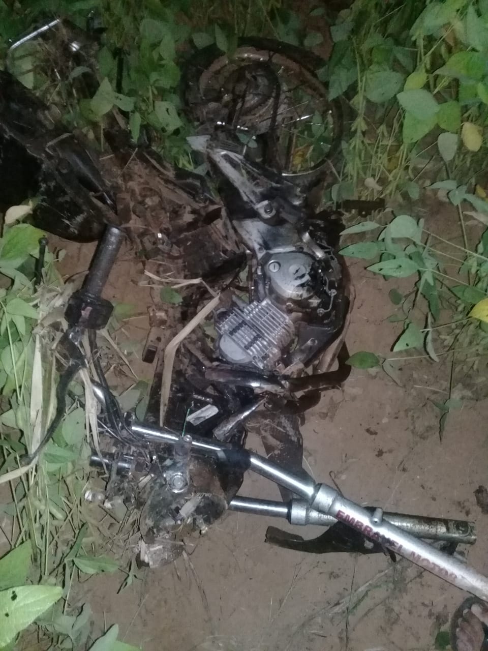 Estado que a motocicleta ficou após o acidente.