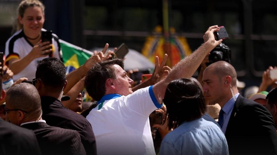 Durante manifestação no dia 15 de março, o presidente Bolsonaro saiu do Palácio do Planalto para cumprimentar os manifestantes