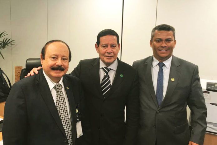 Levy Fidelix, Hamilton Mourão e Denes Pereira, presidente do PRTB Goiás | Foto: Divulgação