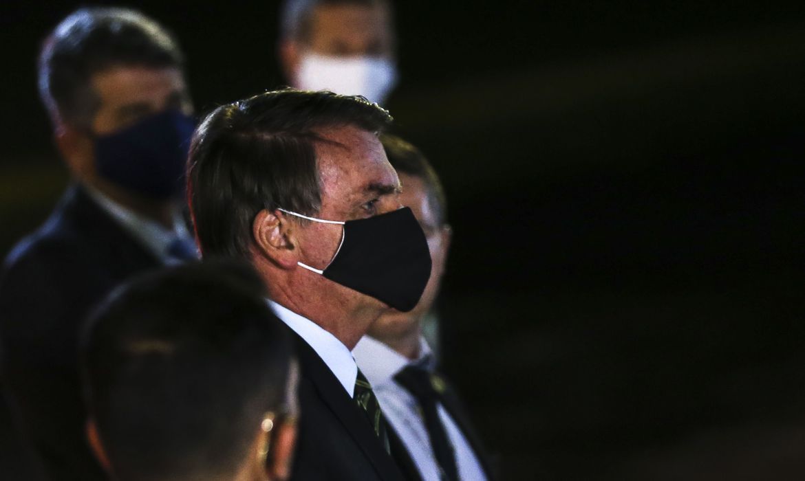 O presidente Jair Bolsonaro fala à imprensa no Palácio da Alvorada