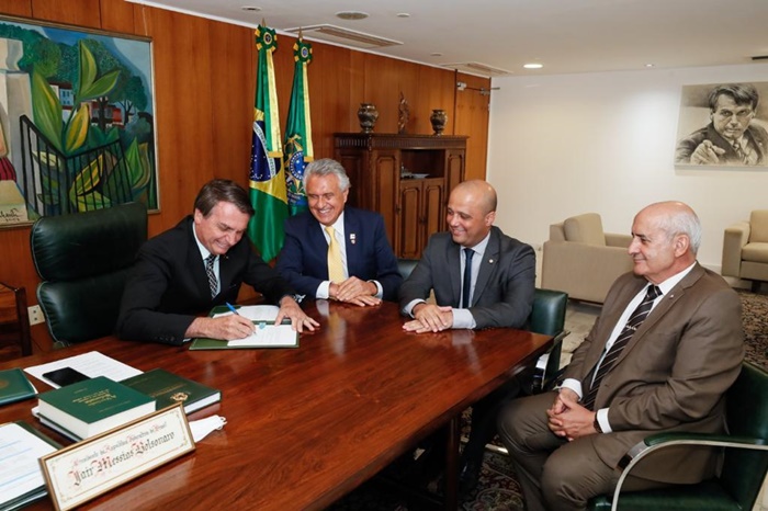 Governador Ronaldo Caiado participa da sanção da MP 987/2020 pelo presidente Jair Bolsonaro, em Brasília: “A indústria automobilística está preservada, vai expandir e dar um salto nos próximos anos”