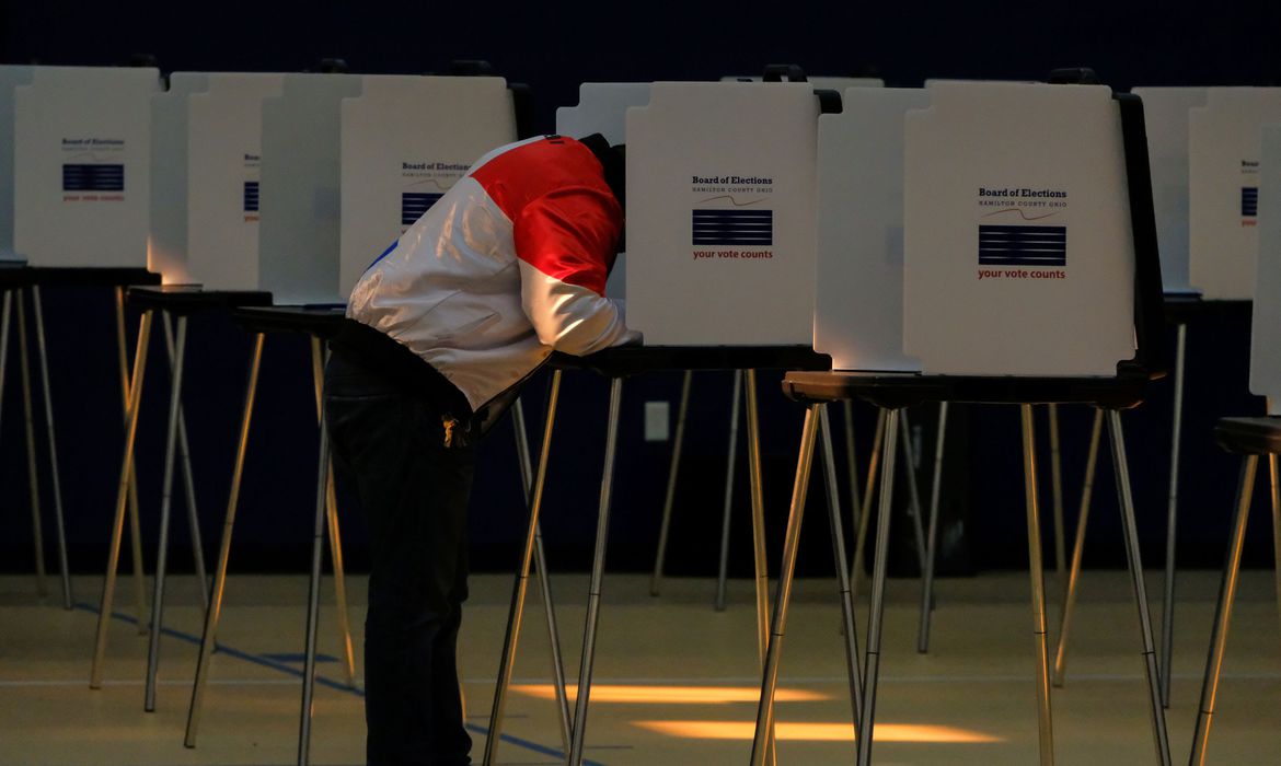 A voter fills out his ballot at God's Bible School and College on Election Day, in Cincinnati, Ohio, U.S., November 3, 2020.  REUTERS/Jeffrey Dean