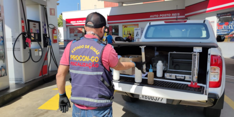 Procon Goiás e Decon estão nas ruas para fiscalizar novo aumento nos postos de combustíveis de Goiânia (Foto: Arquivo Procon Goiás)