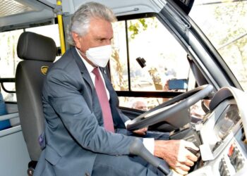 Governador Ronaldo Caiado durante entrega de 210 novos ônibus escolares para 125 prefeituras municipais, resultado de emendas parlamentares: “Chegou o tempo da Educação no Estado de Goiás” (Foto: Cristiano Borges e Weslwy Costa)