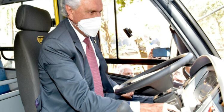 Governador Ronaldo Caiado durante entrega de 210 novos ônibus escolares para 125 prefeituras municipais, resultado de emendas parlamentares: “Chegou o tempo da Educação no Estado de Goiás” (Foto: Cristiano Borges e Weslwy Costa)