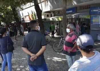 Lotérica na Barra da Tijuca, funciona com fila em distanciamento, durante a pandemia do novo coronavirus (covid-19)