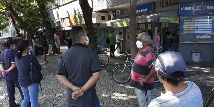 Lotérica na Barra da Tijuca, funciona com fila em distanciamento, durante a pandemia do novo coronavirus (covid-19)