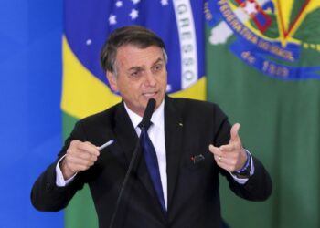 O presidente da República, Jair Bolsonaro, assina o decreto que dispõe sobre a aquisição, o cadastro, o registro, a posse, o porte e a comercialização de armas - SINARM e SIGMA.