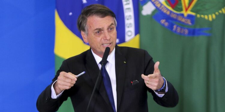 O presidente da República, Jair Bolsonaro, assina o decreto que dispõe sobre a aquisição, o cadastro, o registro, a posse, o porte e a comercialização de armas - SINARM e SIGMA.