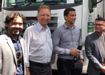 Deputado Federal João Campos entregando ao Município de Campinorte, um caminhão coletor, na foto Prefeito Cleomar Martins, Presidente da Câmara Itallo Fernandes e Vereador Cezamar Correia.