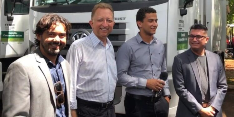 Deputado Federal João Campos entregando ao Município de Campinorte, um caminhão coletor, na foto Prefeito Cleomar Martins, Presidente da Câmara Itallo Fernandes e Vereador Cezamar Correia.