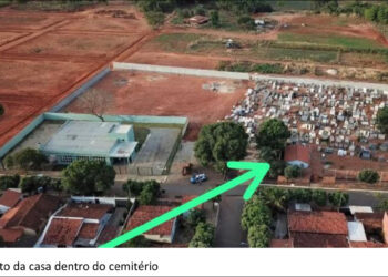 Casa ficou cercada pelos muros do cemitério