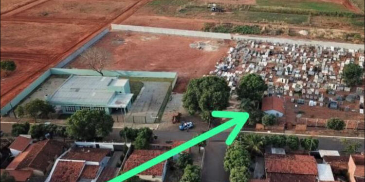 Casa ficou cercada pelos muros do cemitério