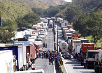 O Governo de Goiás, por meio de suas forças de segurança pública, iniciou na tarde desta terça-feira (1º) o plano de operação para desobstruir rodovias que estão sendo palco de manifestações de caminhoneiros no Estado