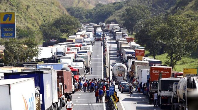 O Governo de Goiás, por meio de suas forças de segurança pública, iniciou na tarde desta terça-feira (1º) o plano de operação para desobstruir rodovias que estão sendo palco de manifestações de caminhoneiros no Estado