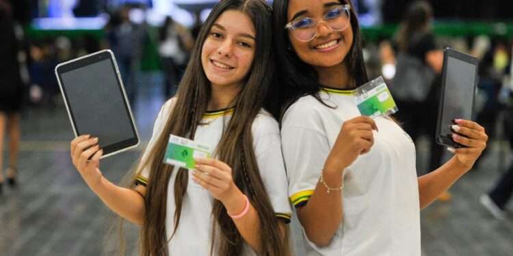 Alunos de Caldas Novas foram os primeiros a receber tablets e chips com internet (Foto: Lucas Diener)