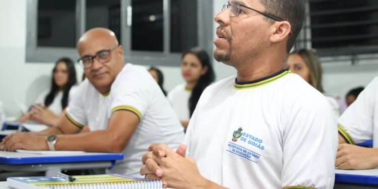 Jovens e adultos podem optar entre modalidade presencial e semipresencial do EJA em Goiás (Foto: Alexandra Rita)