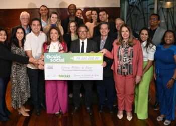 Gracinha Caiado realiza entrega simbólica de cheque de R$ 14 milhões para área social dos municípios (Foto: Cristiano Borges e Rodrigo Cabral)