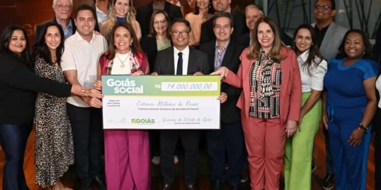 Gracinha Caiado realiza entrega simbólica de cheque de R$ 14 milhões para área social dos municípios (Foto: Cristiano Borges e Rodrigo Cabral)