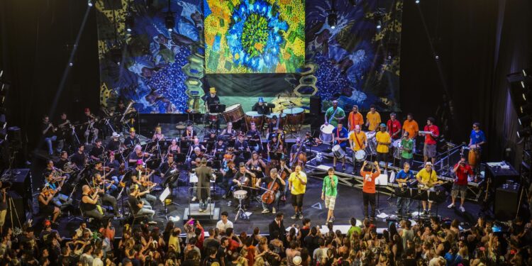 orquestra-da-petrobras-e-monobloco-se-unem-para-baile-sinfonico-no-rio