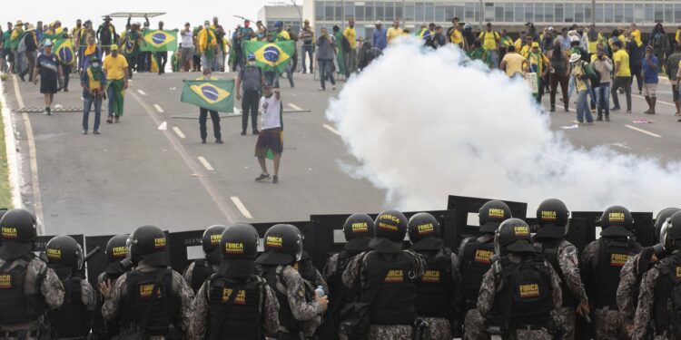 pela-1a-vez,-moraes-vota-por-absolver-reu-envolvido-no-8-de-janeiro