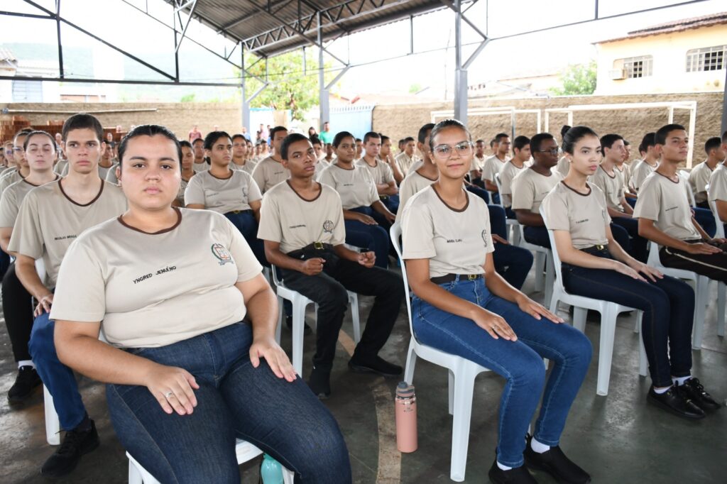 caiado-cria-bolsa-uniforme-para-78-mil-alunos-de-colegios-militares:-investimento-de-r$-76-milhoes