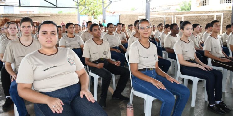 caiado-cria-bolsa-uniforme-para-78-mil-alunos-de-colegios-militares:-investimento-de-r$-76-milhoes