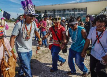 indigenas-fazem-ato-contra-marco-temporal-em-frente-ao-stf