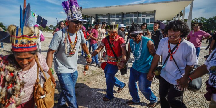 indigenas-fazem-ato-contra-marco-temporal-em-frente-ao-stf